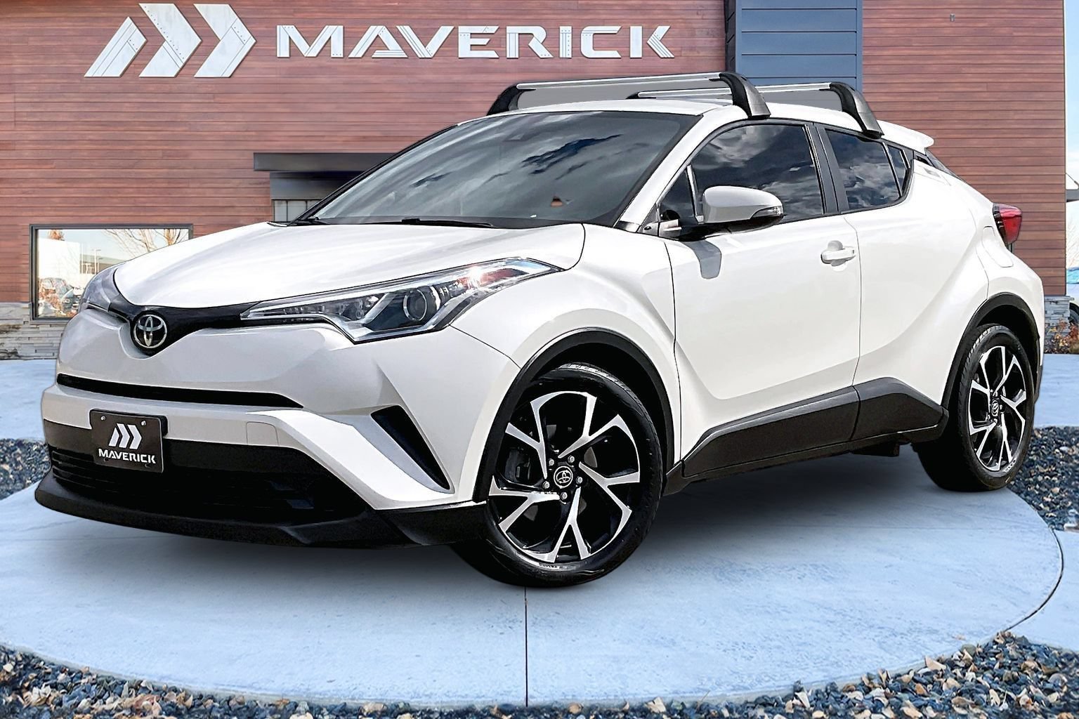 Used 2018 Toyota C-HR XLE FWD image 3