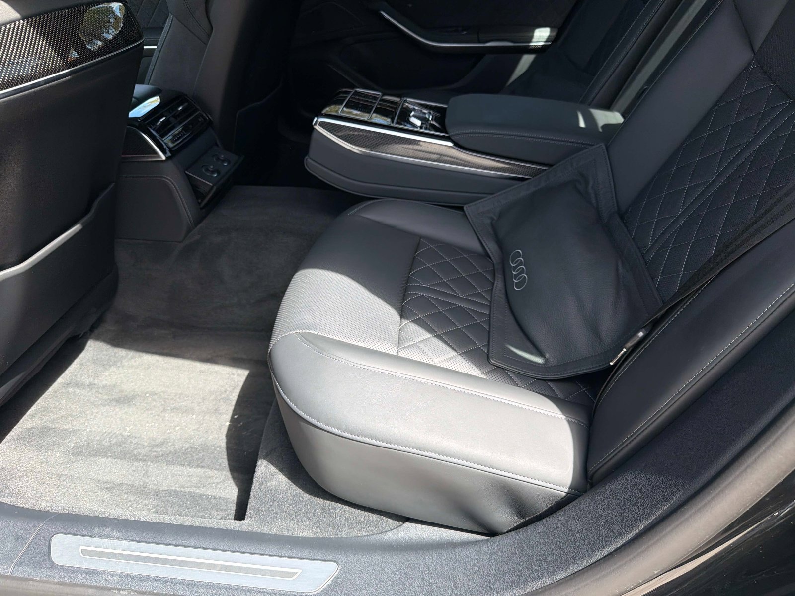 Used 2025 Audi S8 4.0T image 30