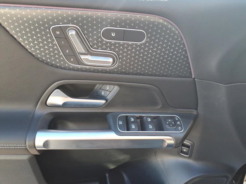 New 2025 Mercedes-Benz GLB 250 4MATIC image 12