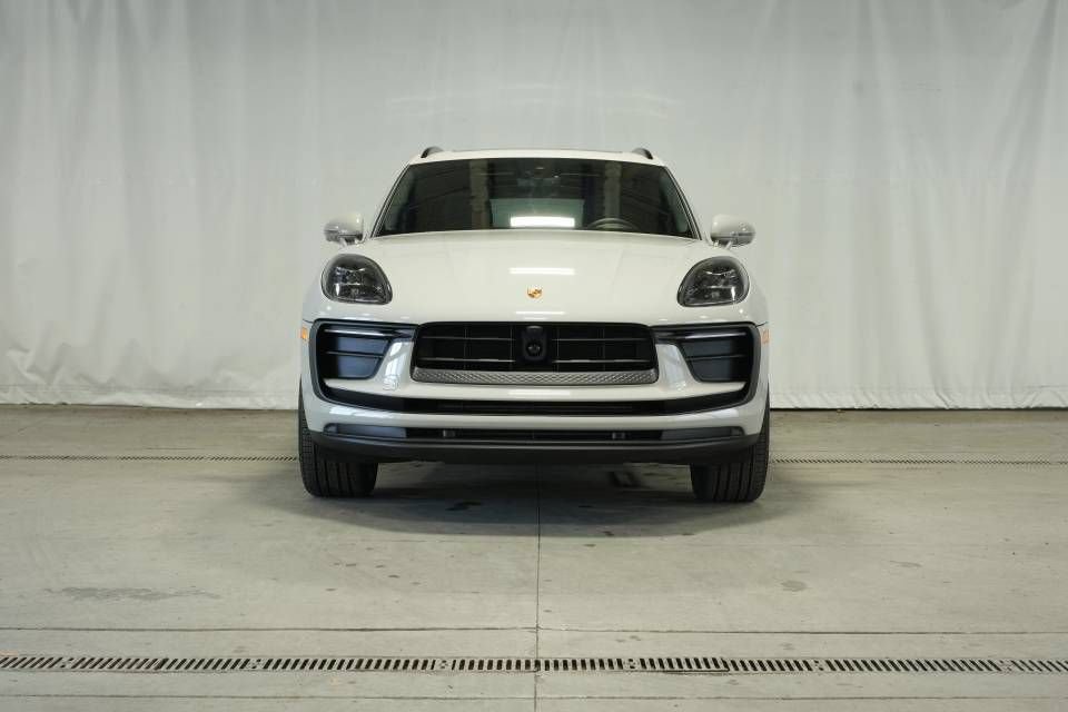 Certified 2026 Porsche Macan AWD/4WD image 10