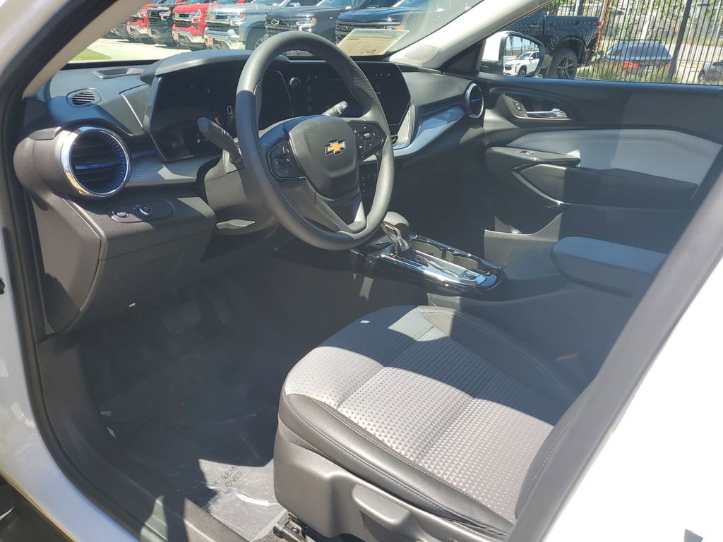Used 2025 Chevrolet Trax LT FWD image 19
