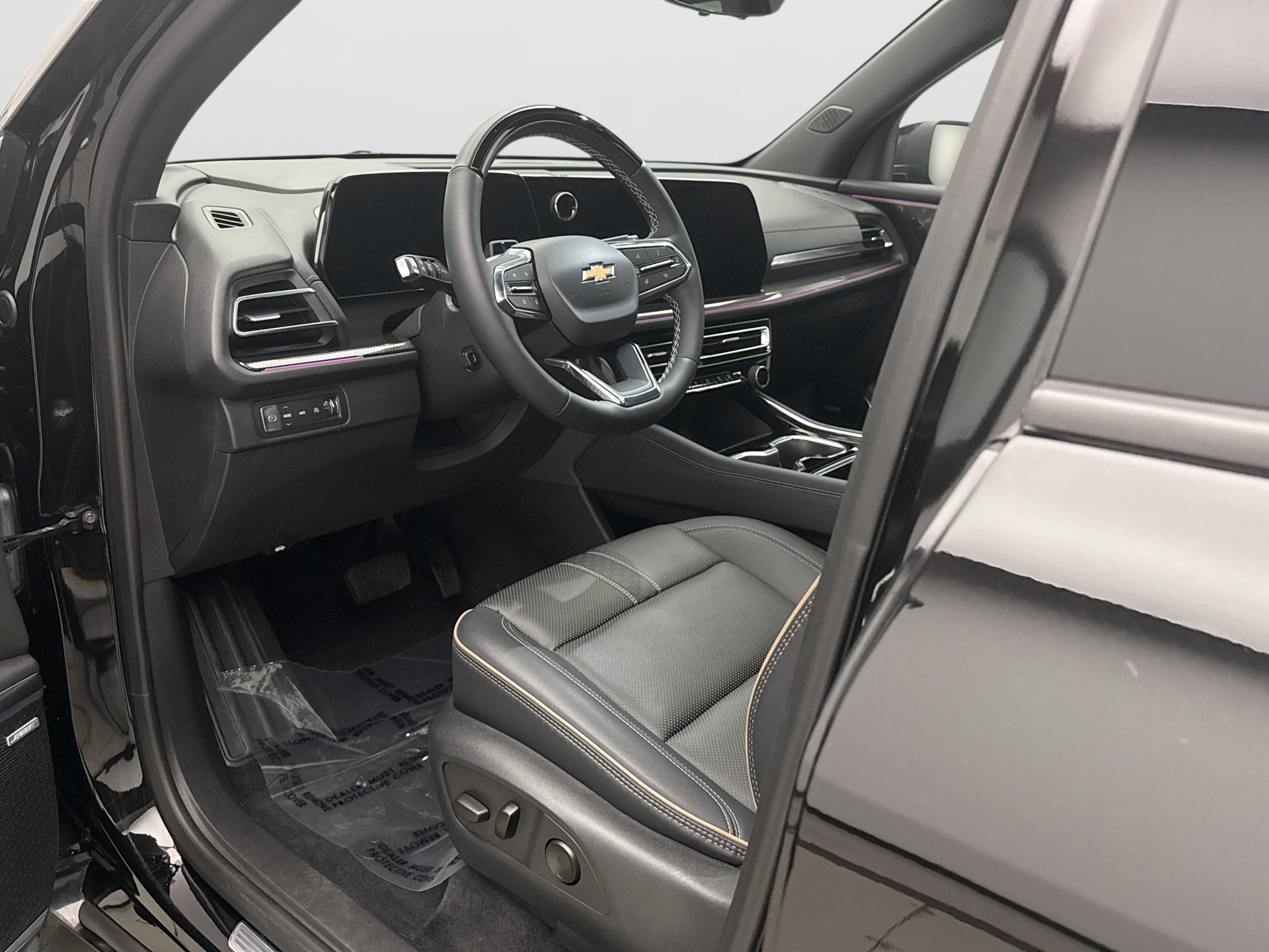 Used 2025 Chevrolet Traverse High Country w/ LPO, Floor Liner Package AWD/4WD image 10
