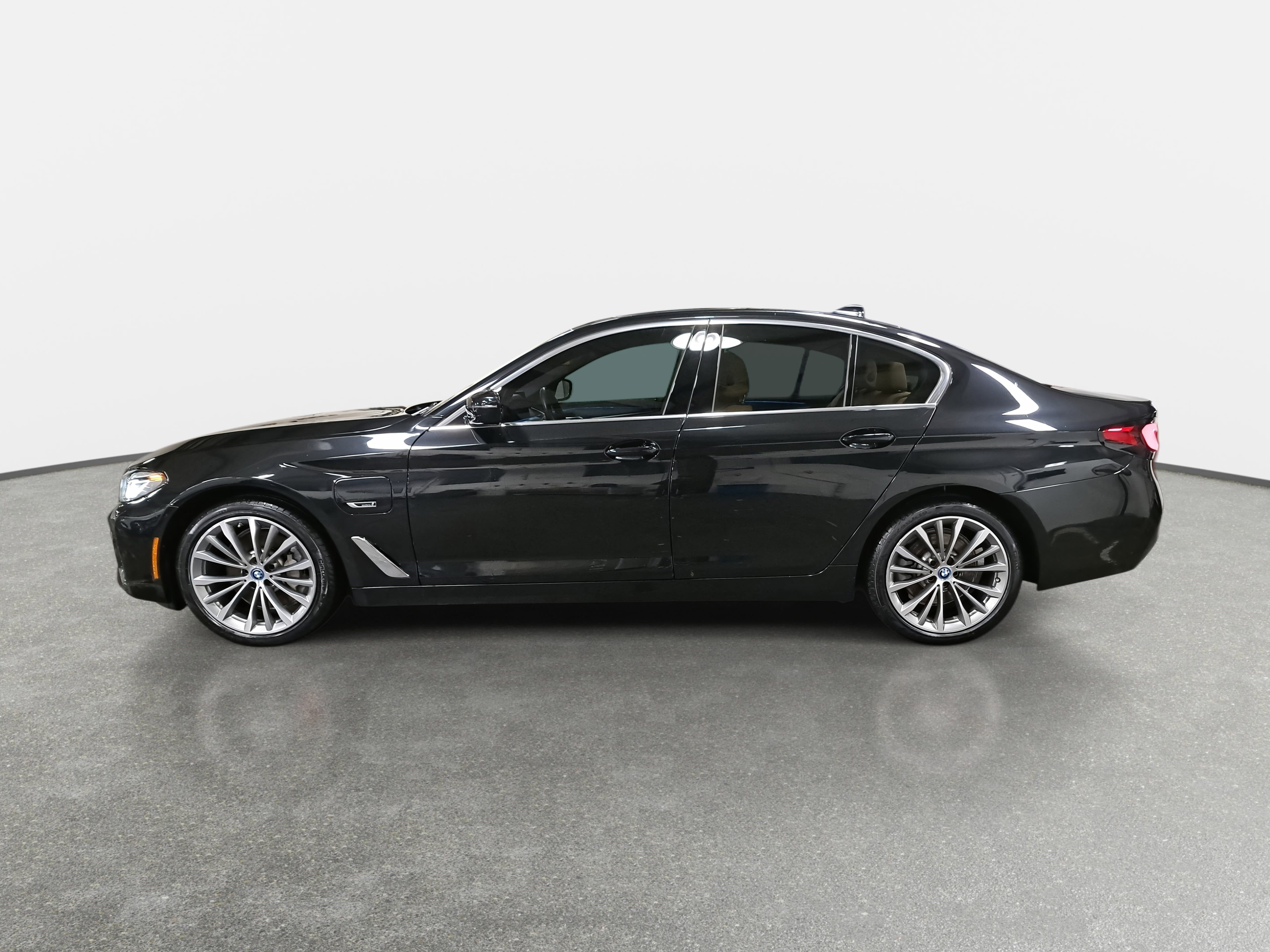 Certified 2023 BMW 530e w/ Premium Package image 8