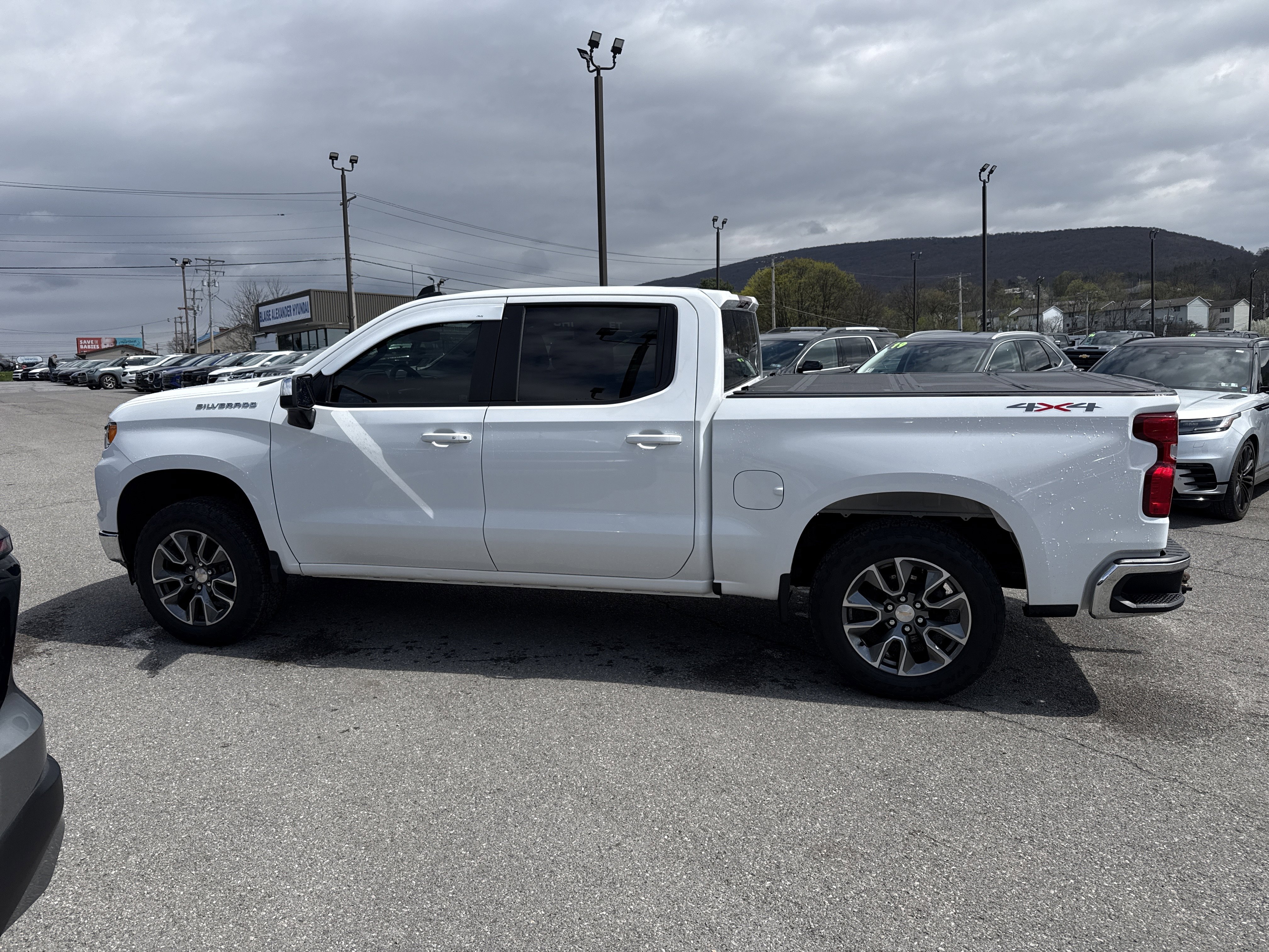 Used 2024 Chevrolet Silverado 1500 LT image 6
