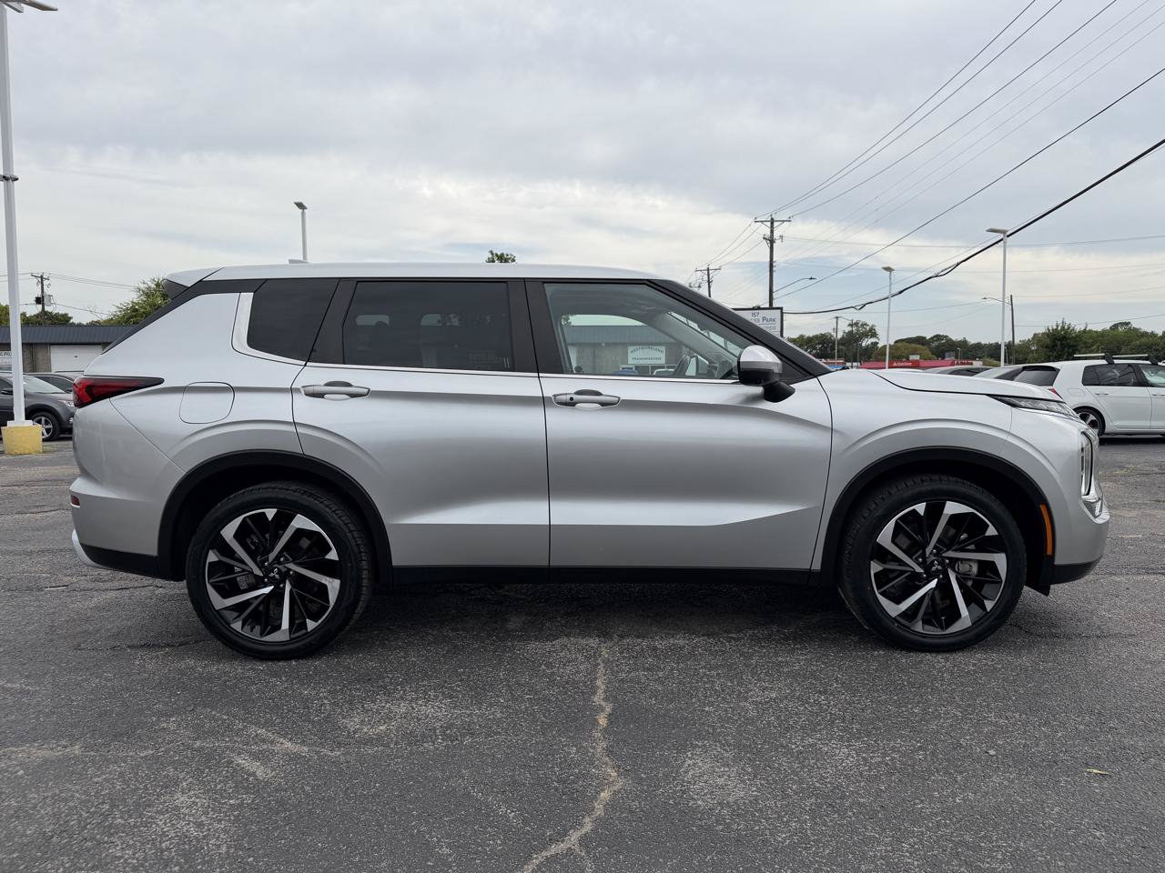 Used 2023 Mitsubishi Outlander SE FWD image 4
