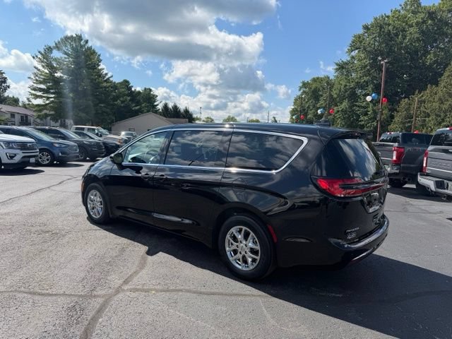 Used 2024 Chrysler Pacifica Touring-L FWD image 10