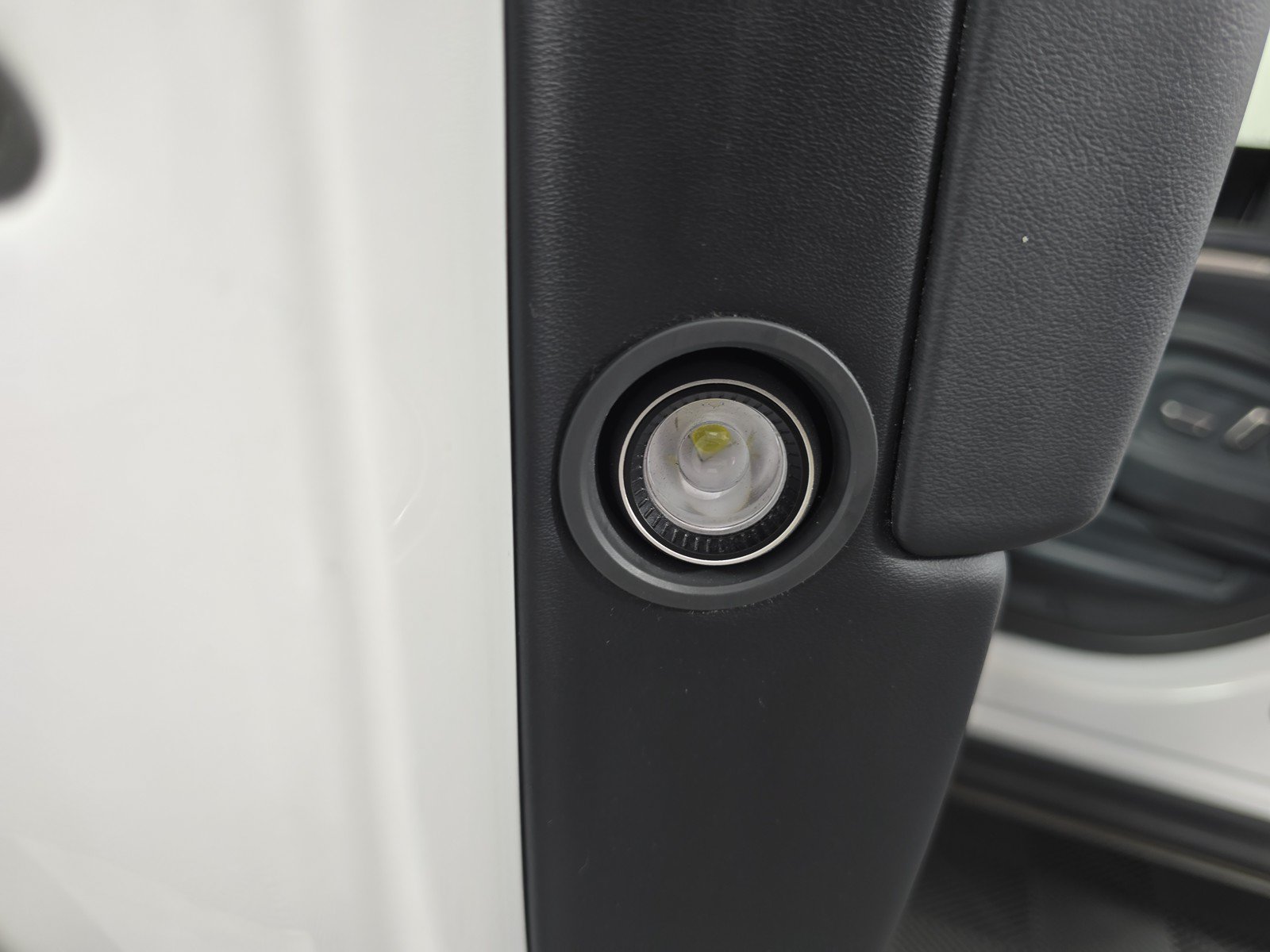 Used 2023 Rivian R1S Adventure AWD/4WD image 32