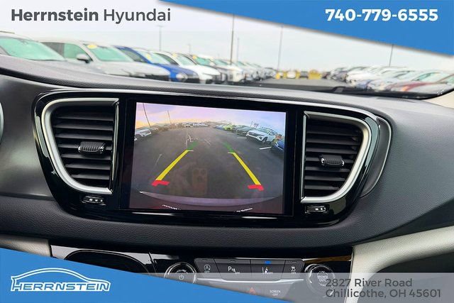 Used 2023 Chrysler Pacifica Touring-L image 19