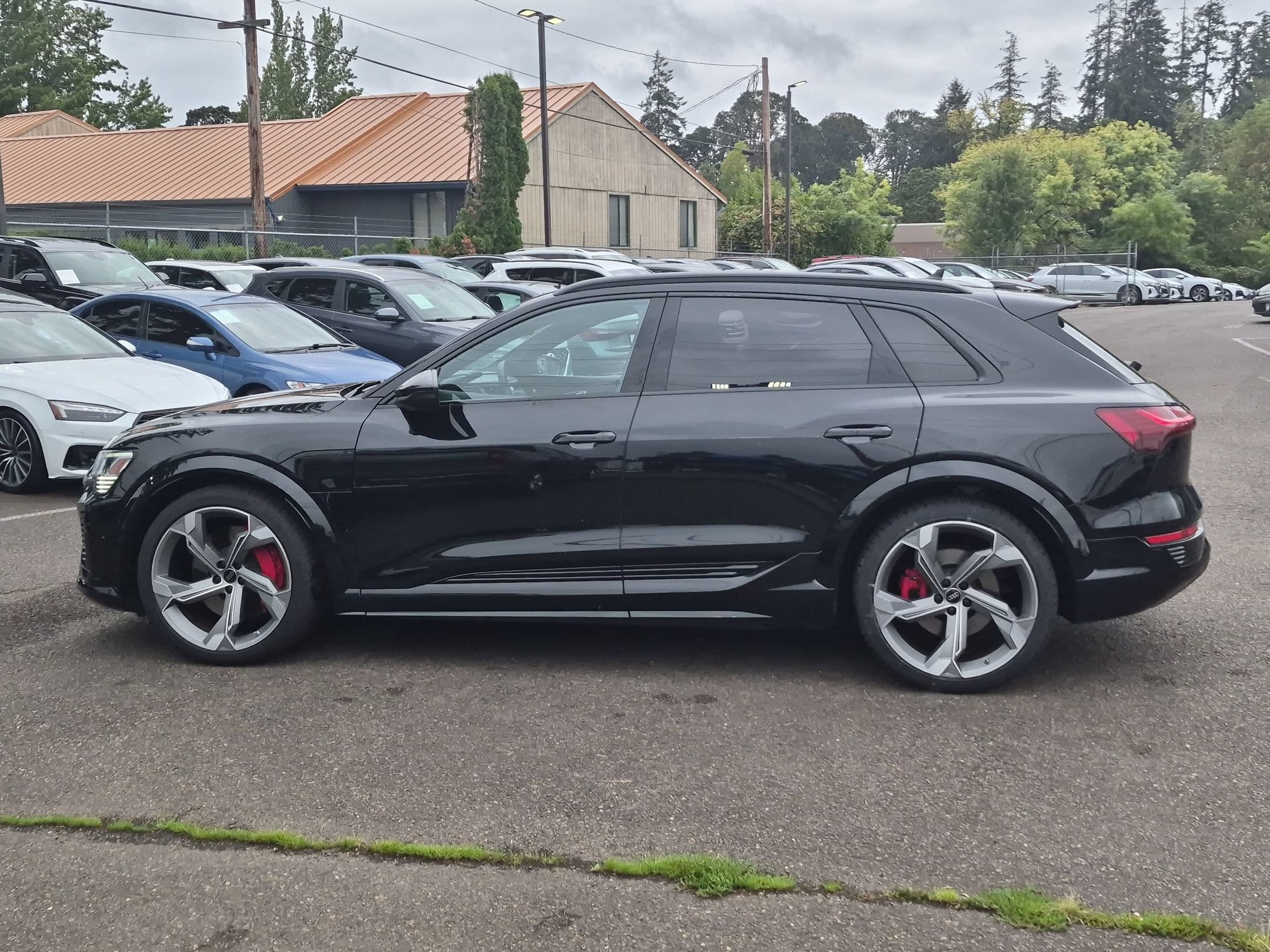 Used 2024 Audi Q8 e-tron Prestige w/ Prestige Package AWD/4WD image 2
