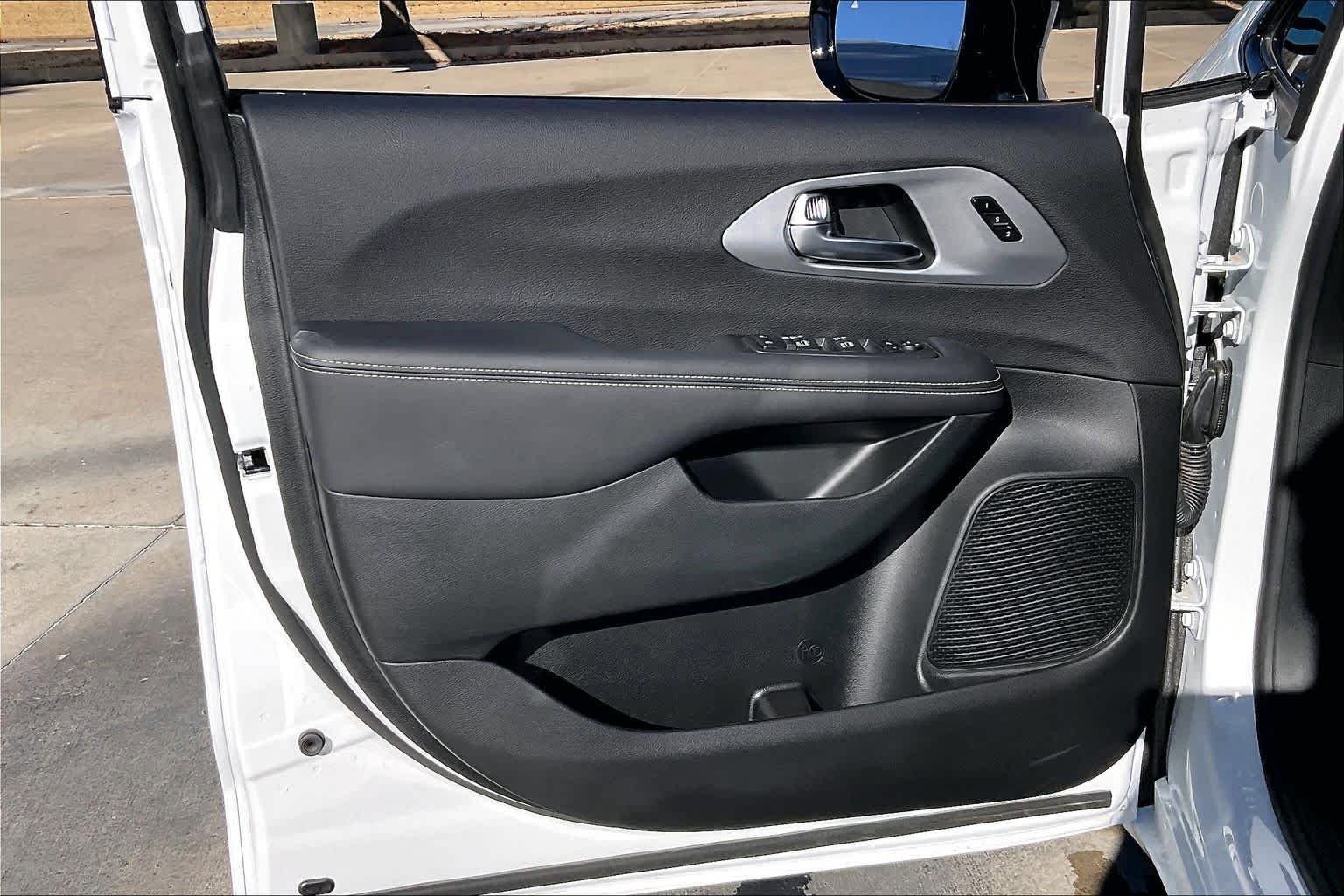 New 2026 Chrysler Pacifica Limited w/ S Appearance Package image 10