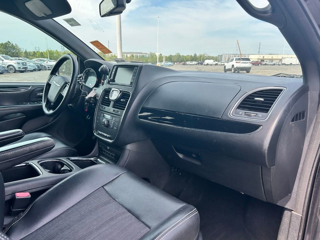 Used 2013 Chrysler Town & Country S FWD image 10