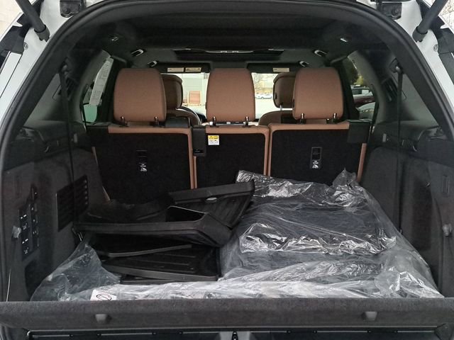 Used 2024 Land Rover Discovery Metropolitan Edition image 11