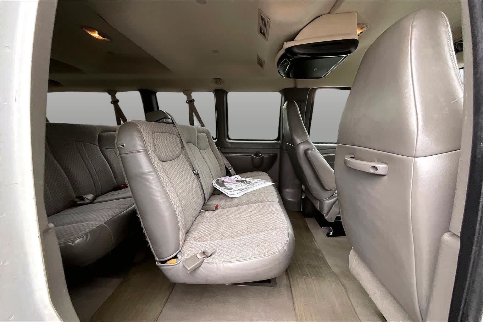 Used 2007 Chevrolet Express 3500 Extended Passenger w/ LT Preferred Equipment Group RWD image 18
