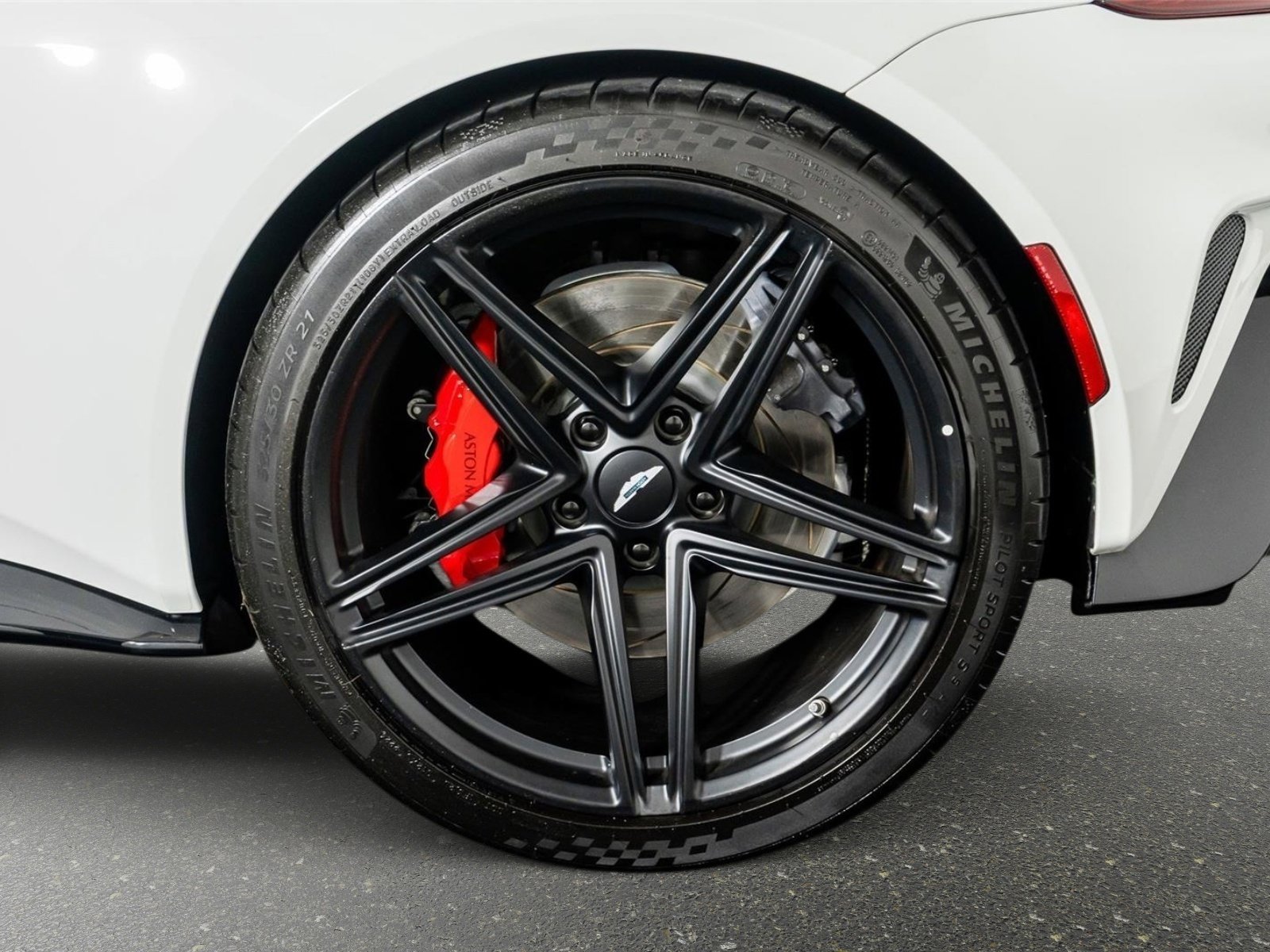 Used 2025 Aston Martin V8 Vantage Coupe image 10