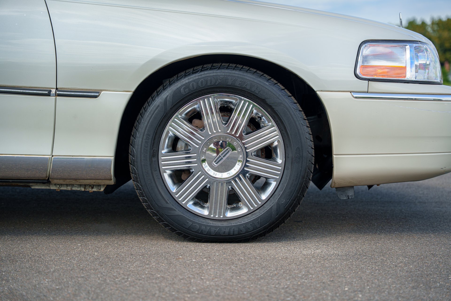Used 2004 Lincoln Town Car Ultimate RWD image 15