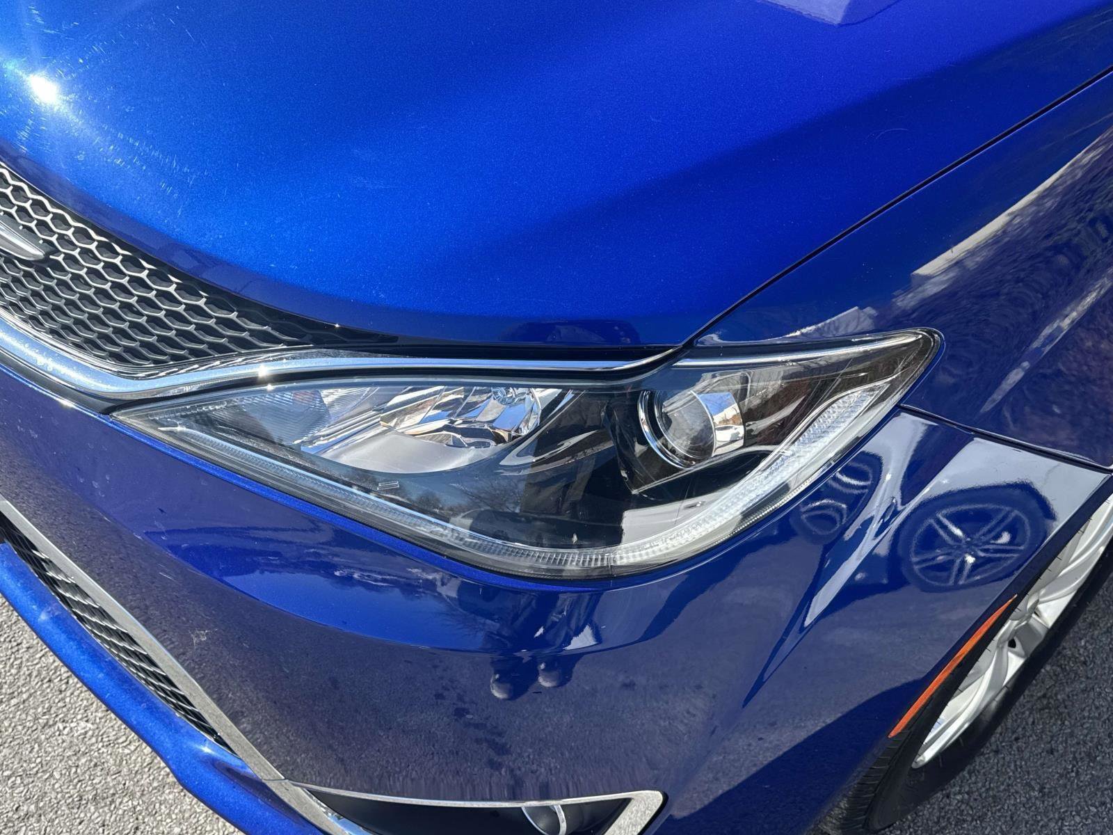 Used 2019 Chrysler Pacifica Touring-L image 9