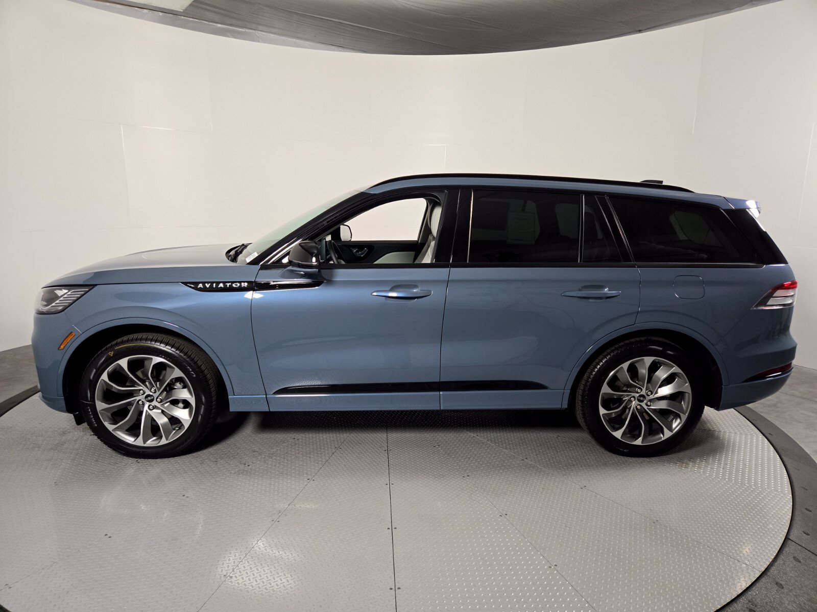 New 2026 Lincoln Aviator AWD w/ Jet Appearance Package image 8