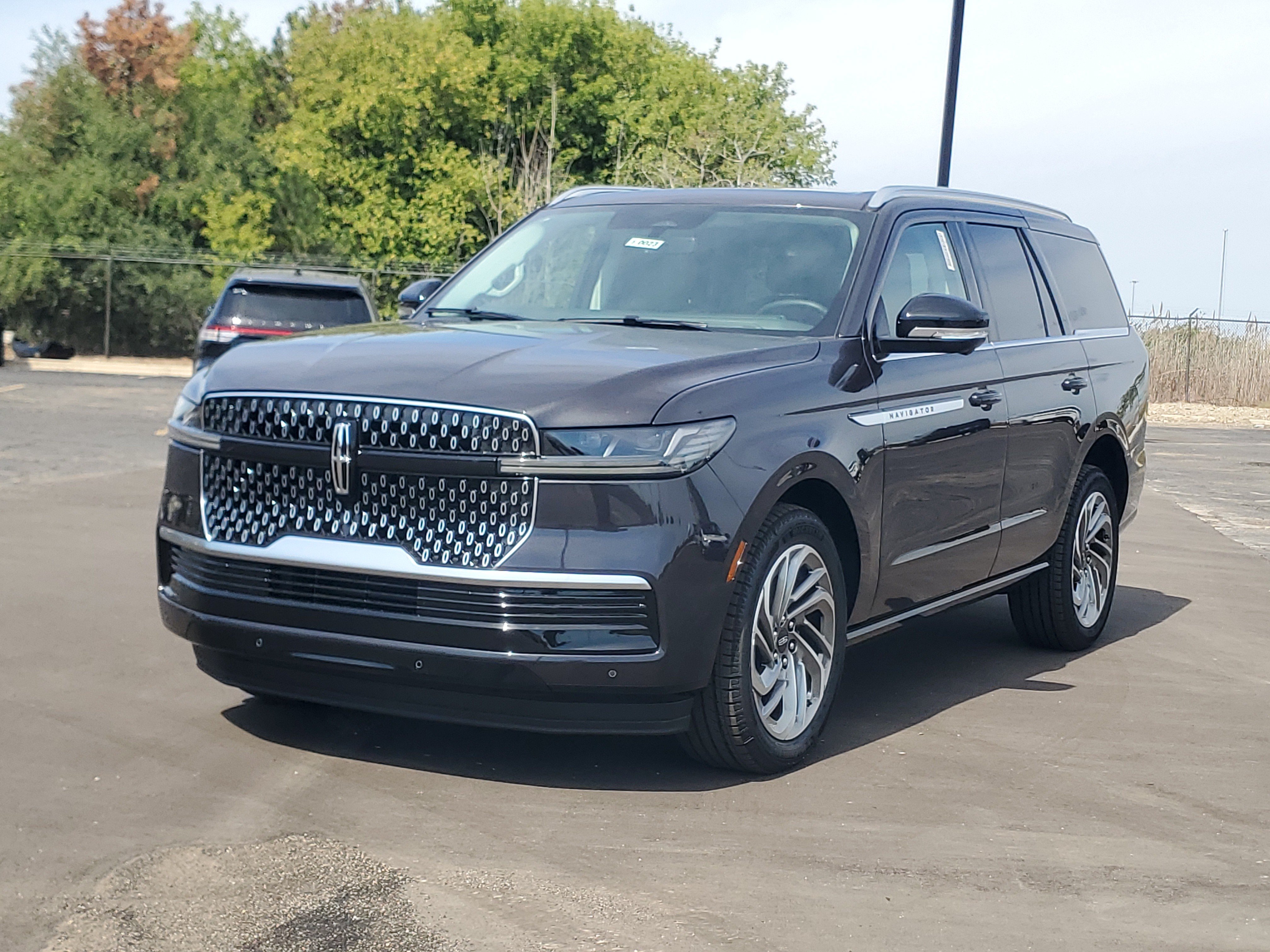 New 2027 Lincoln Navigator Reserve AWD/4WD image 2