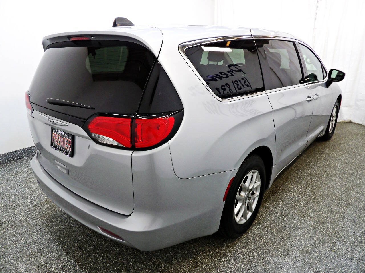 Used 2022 Chrysler Voyager LX FWD image 6