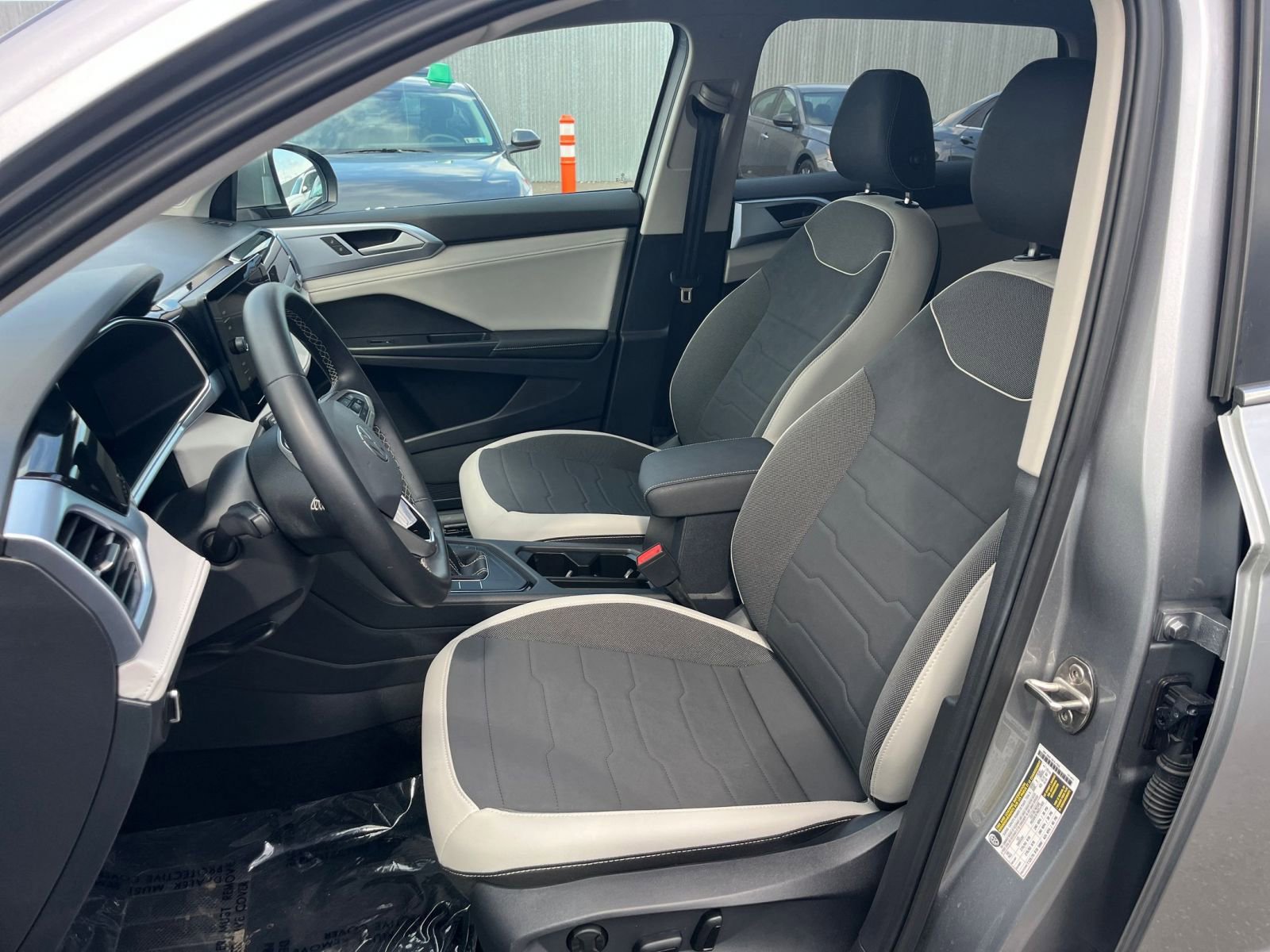 Used 2025 Volkswagen Taos SE FWD image 36