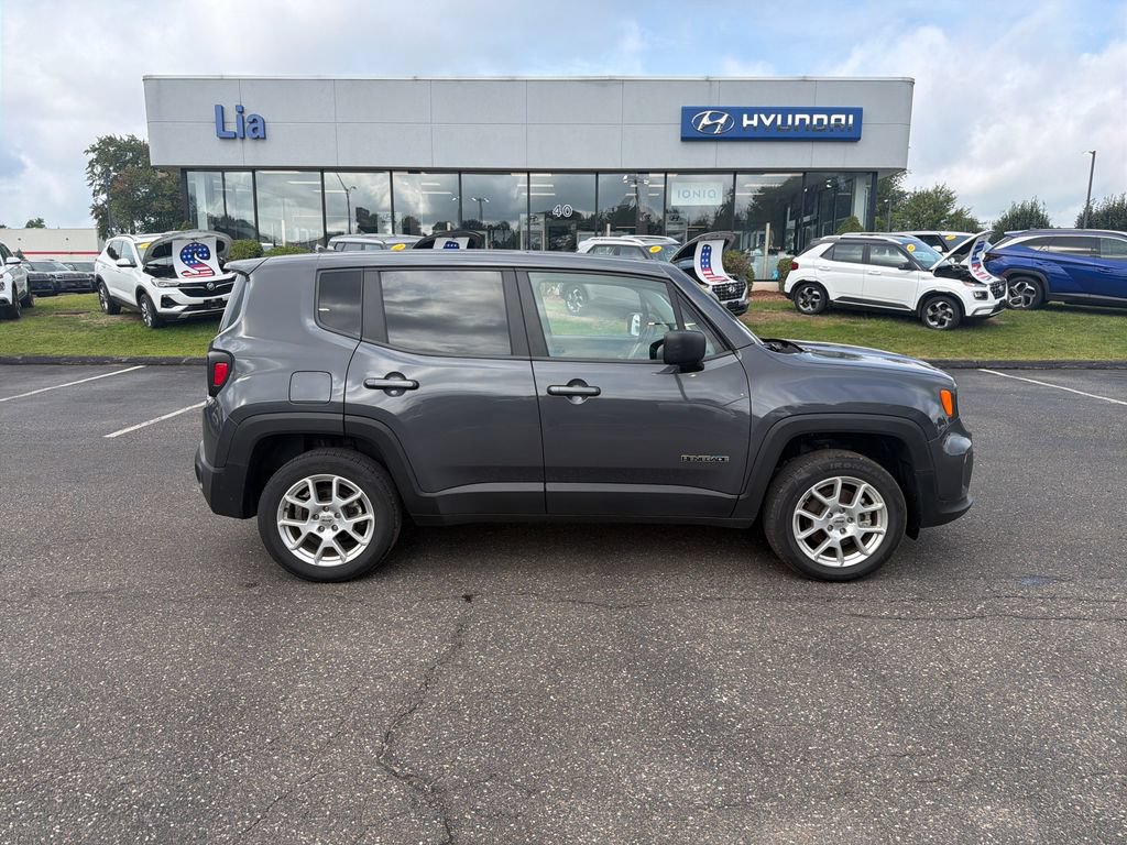 Used 2023 Jeep Renegade Latitude AWD/4WD image 2