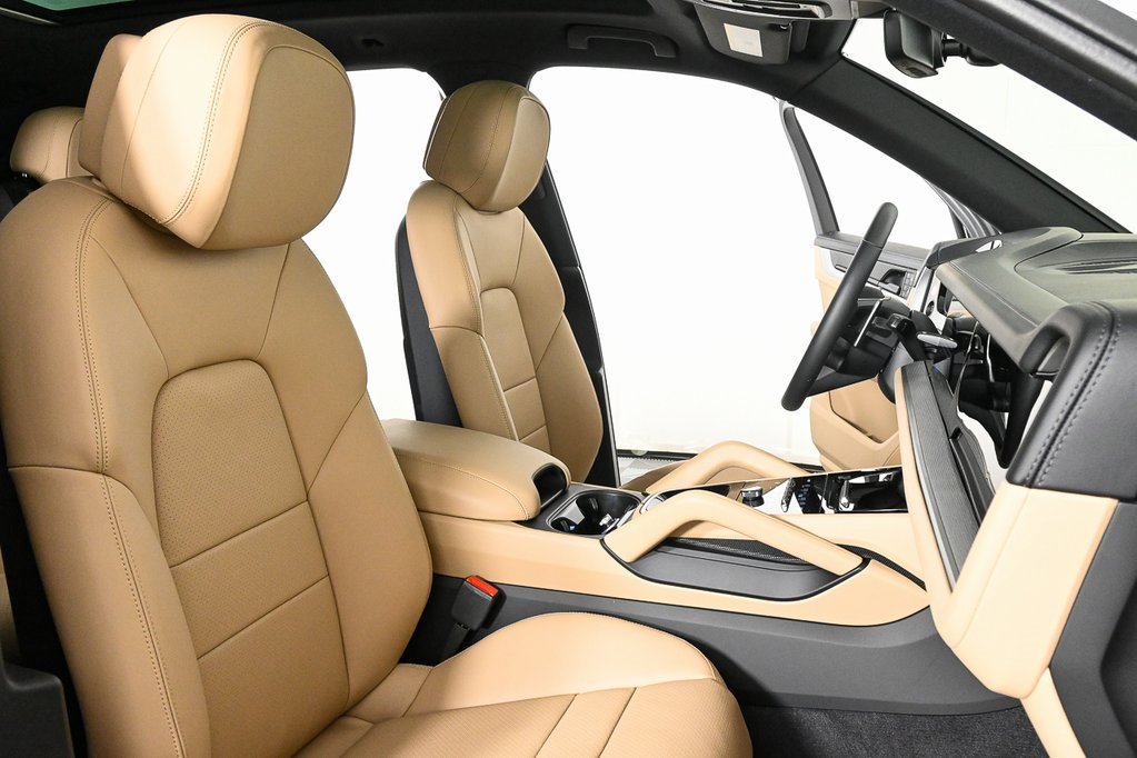 Used 2025 Porsche Cayenne image 24