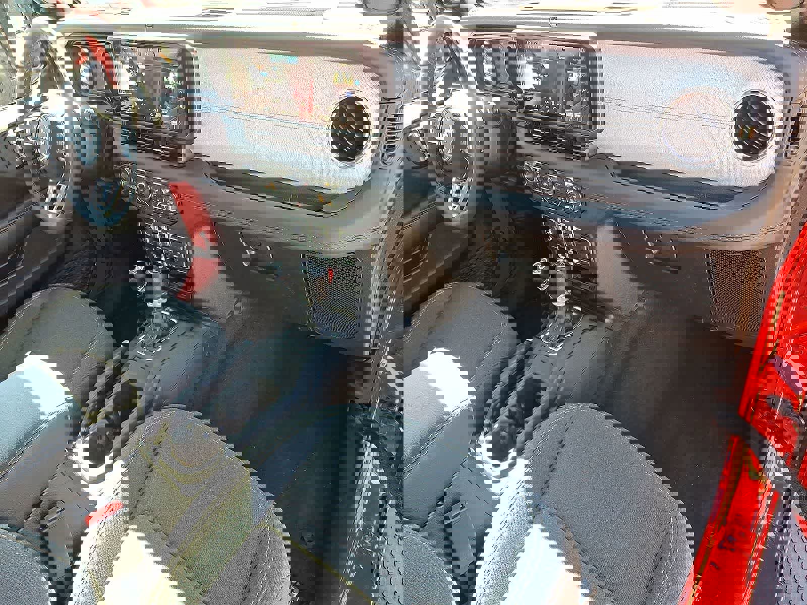 Used 2025 Jeep Wrangler Sahara image 33