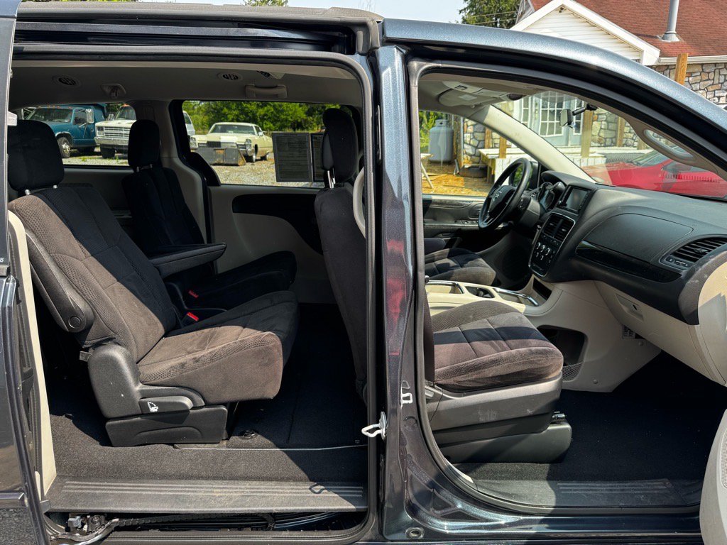 Used 2014 Dodge Grand Caravan SXT w/ Security Group FWD image 21