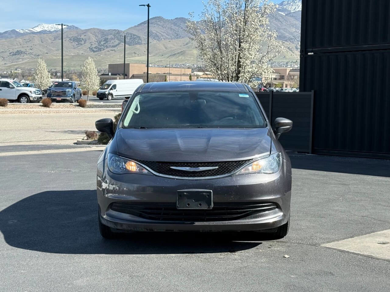 Used 2020 Chrysler Voyager LX image 2