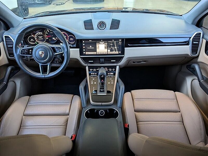 Used 2023 Porsche Cayenne w/ Premium Package AWD/4WD image 3