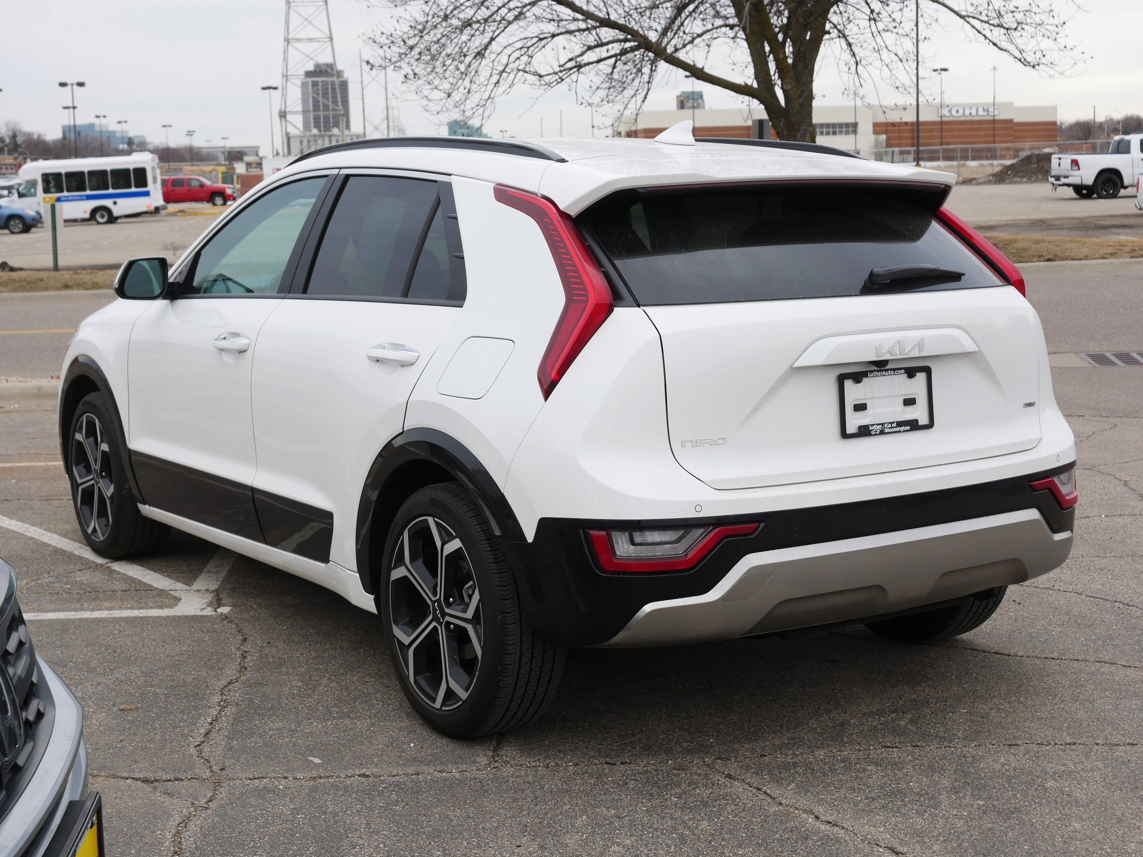 Used 2024 Kia Niro SX Touring image 3