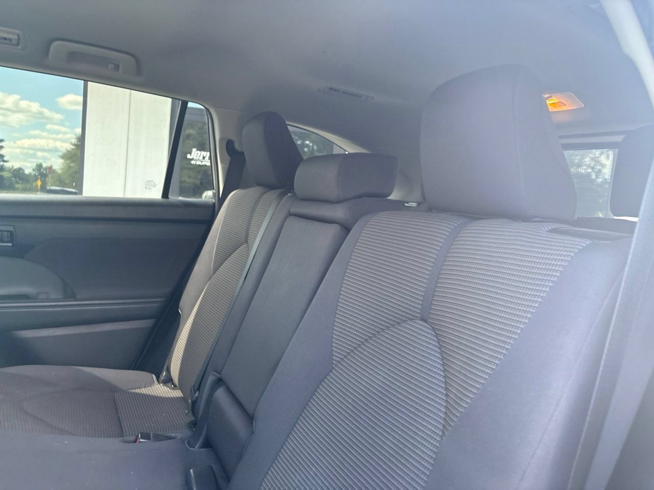 Used 2022 Toyota Highlander LE AWD/4WD image 4