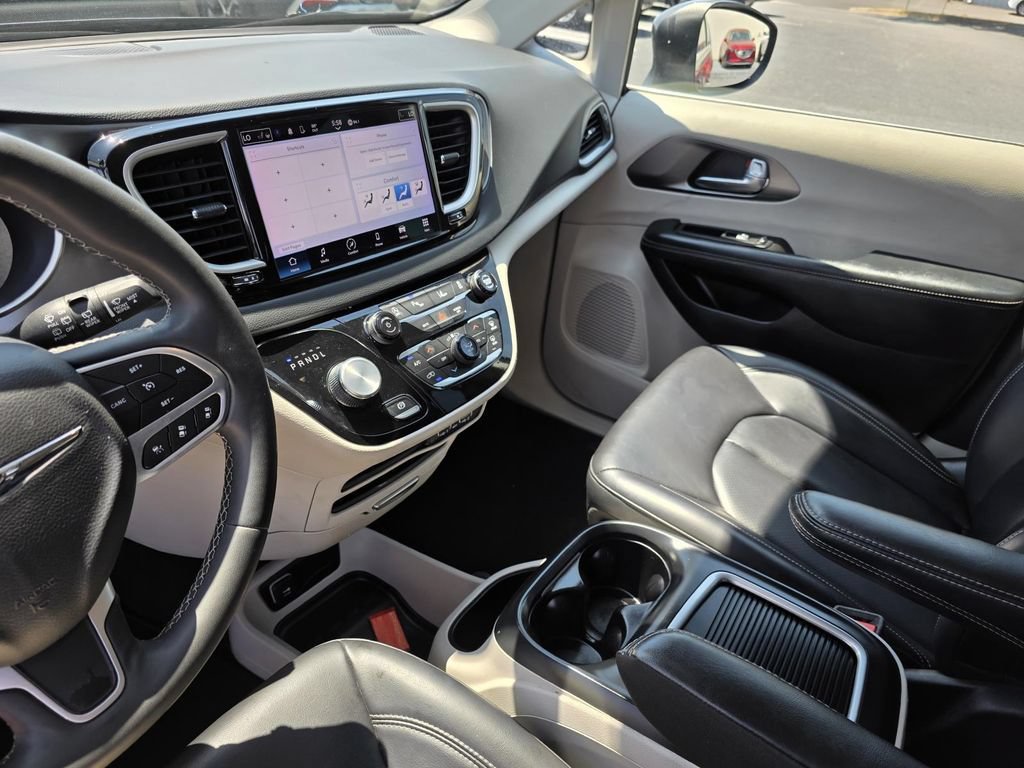 Used 2023 Chrysler Pacifica Touring-L FWD image 22
