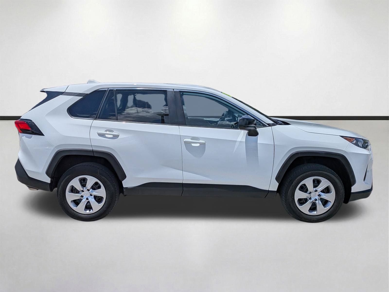 Used 2022 Toyota RAV4 LE FWD image 2