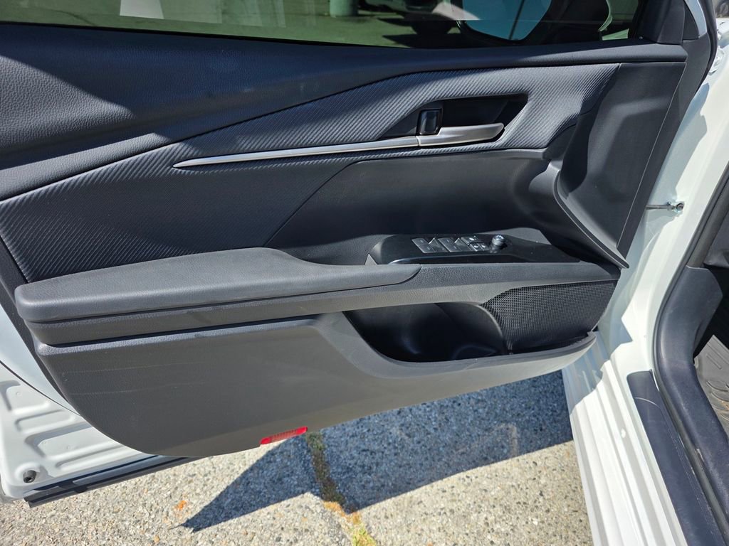 Used 2025 Toyota Camry SE FWD image 13
