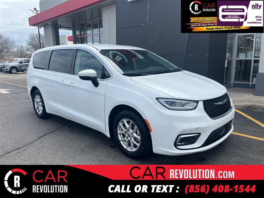 Used 2023 Chrysler Pacifica Touring-L FWD image 1