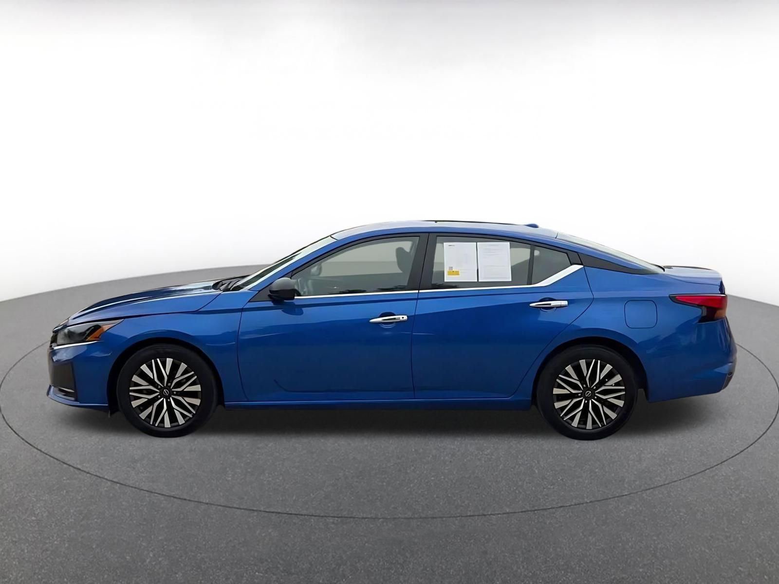 Used 2025 Nissan Altima 2.5 SV FWD image 11