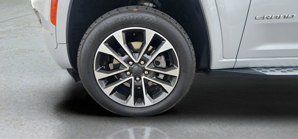 Used 2023 Jeep Grand Cherokee L Overland w/ Rear Seat Video Group I AWD/4WD image 10