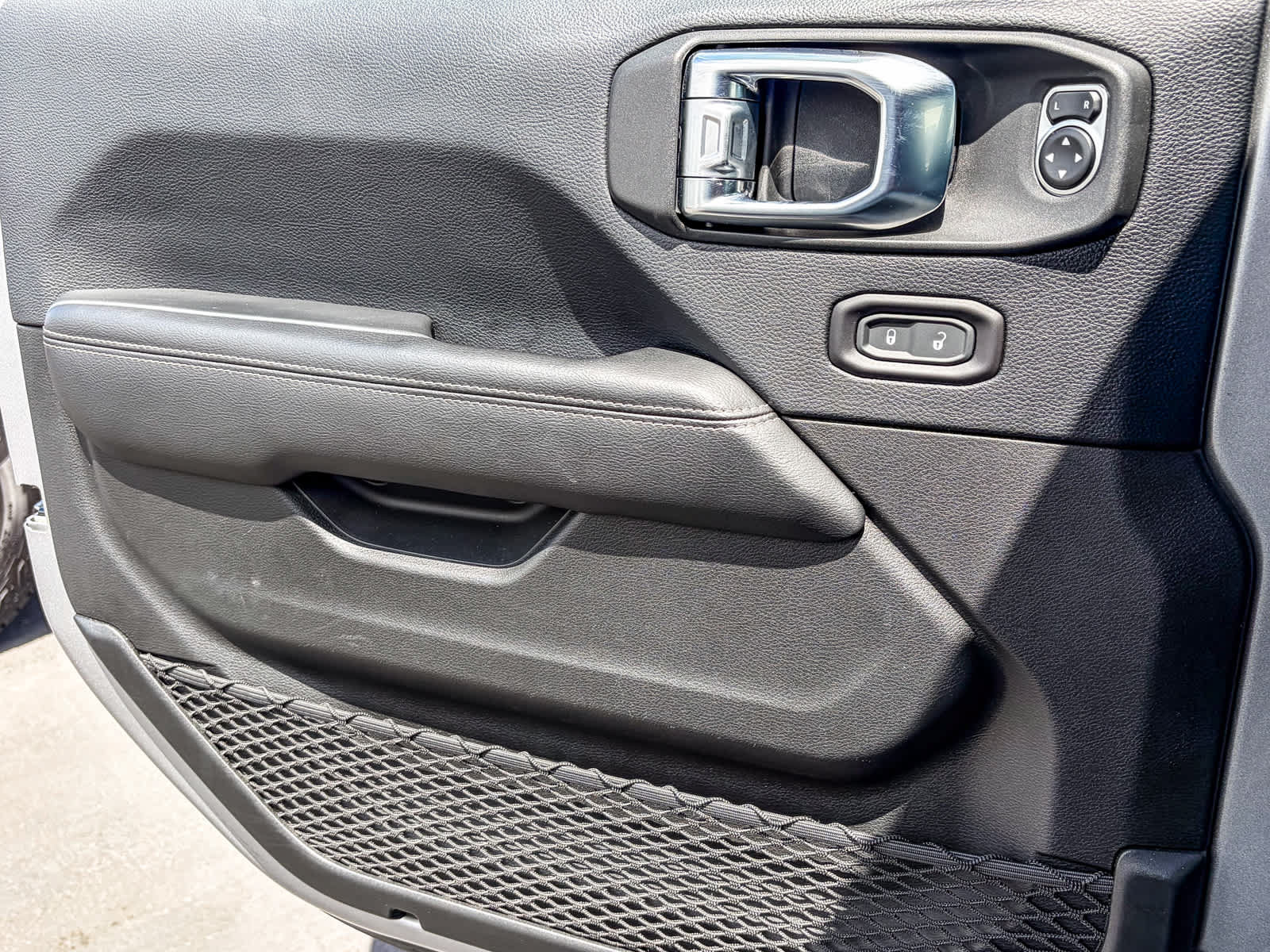 Used 2018 Jeep Wrangler Unlimited Sahara AWD/4WD image 19