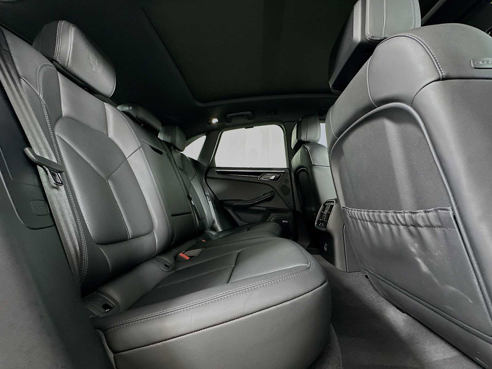 Certified 2025 Porsche Macan AWD/4WD image 28