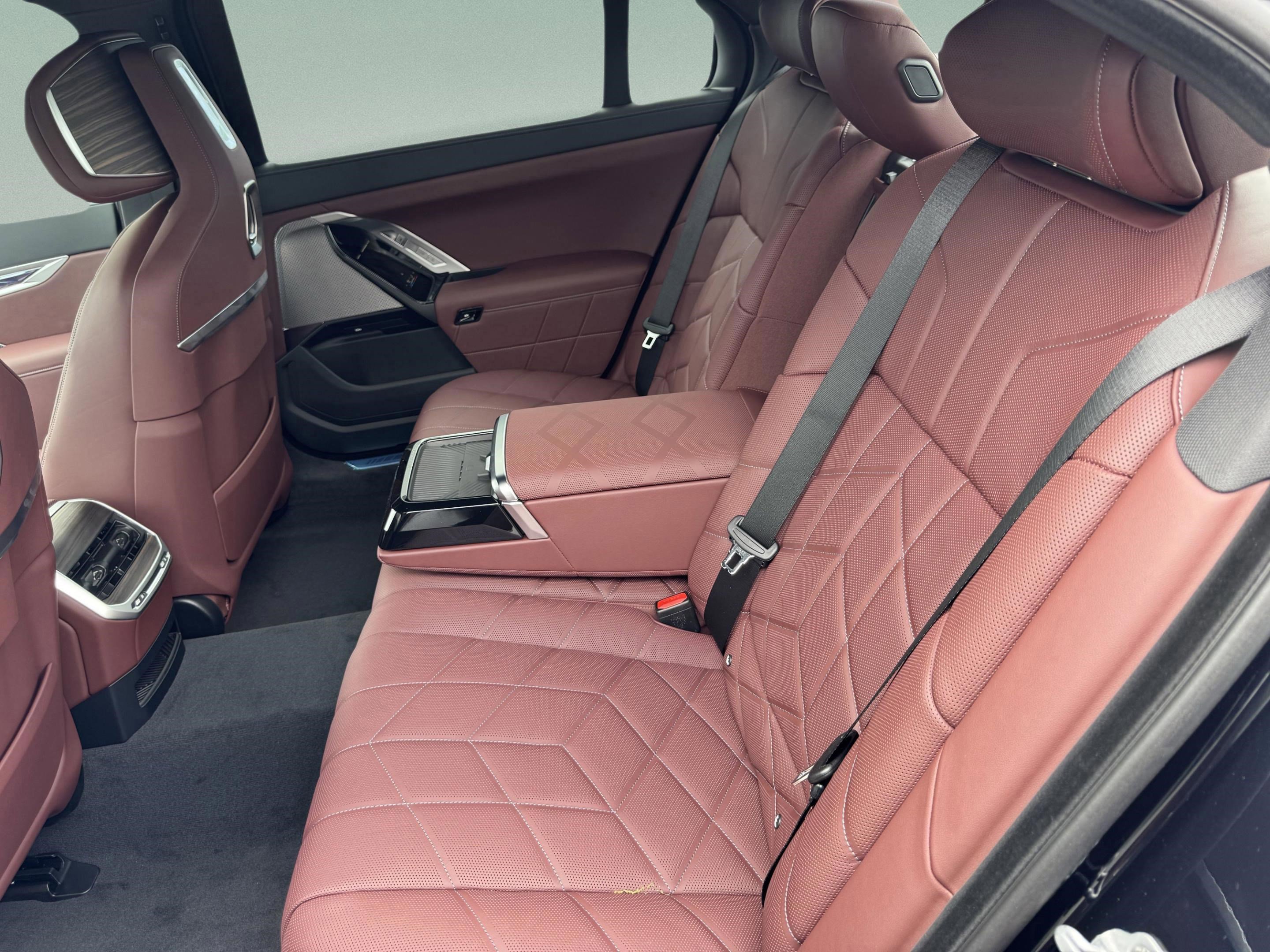 New 2025 BMW i7 xDrive60 w/ Premium Package image 27