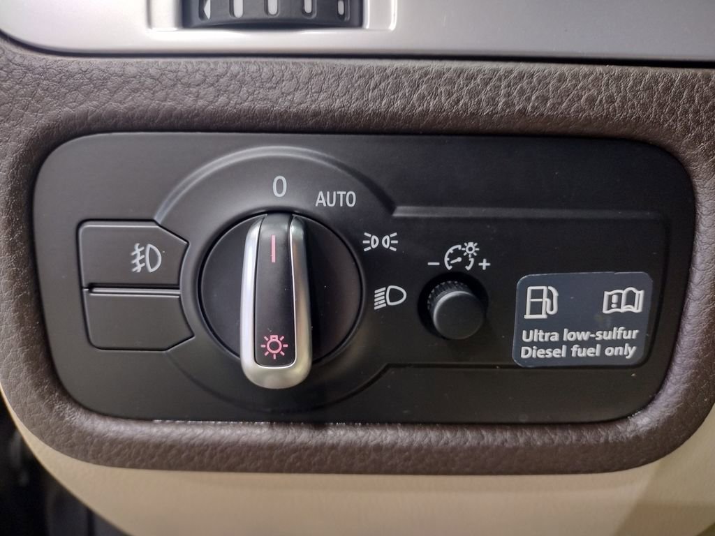 Used 2012 Volkswagen Touareg TDI image 21