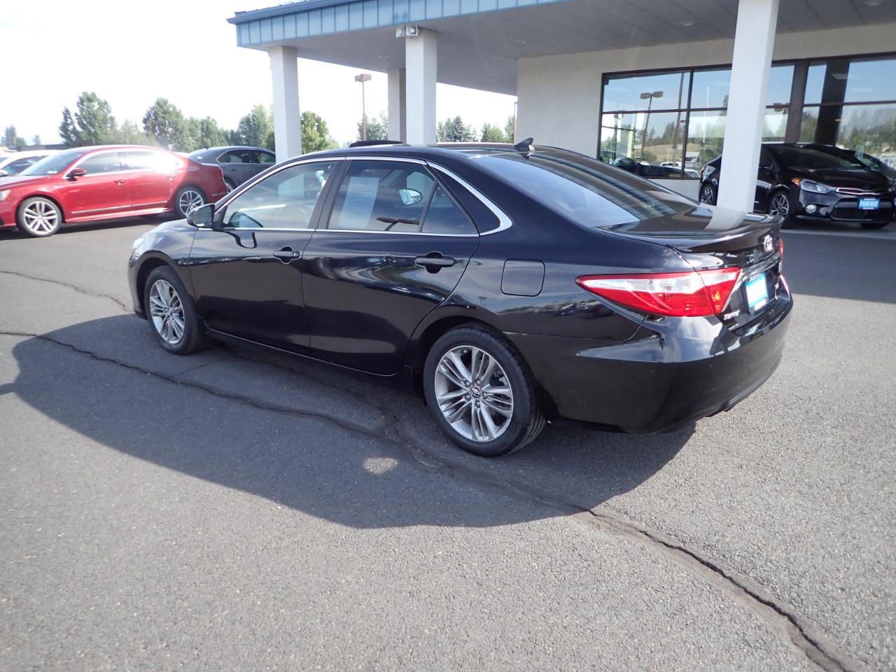 Used 2017 Toyota Camry SE FWD image 3