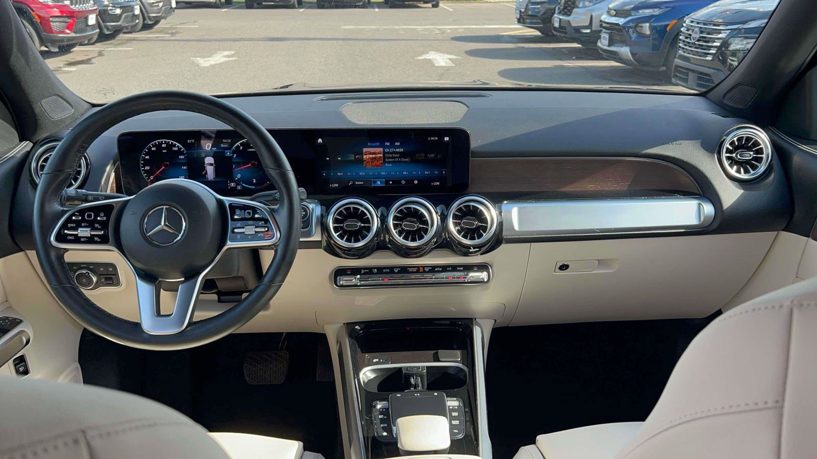 Used 2023 Mercedes-Benz GLB 250 4MATIC w/ Premium Package image 31