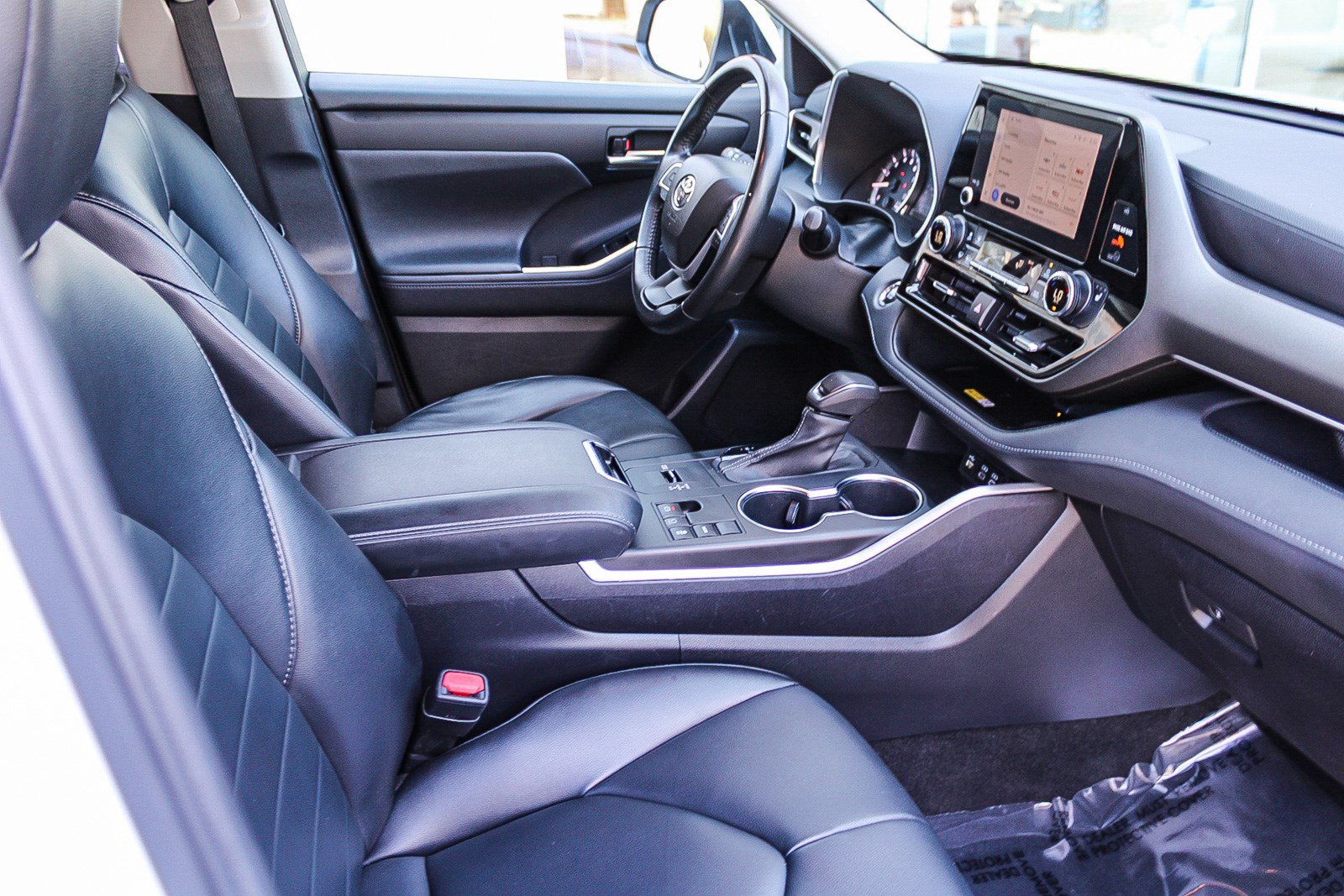 Used 2023 Toyota Highlander XLE FWD image 18