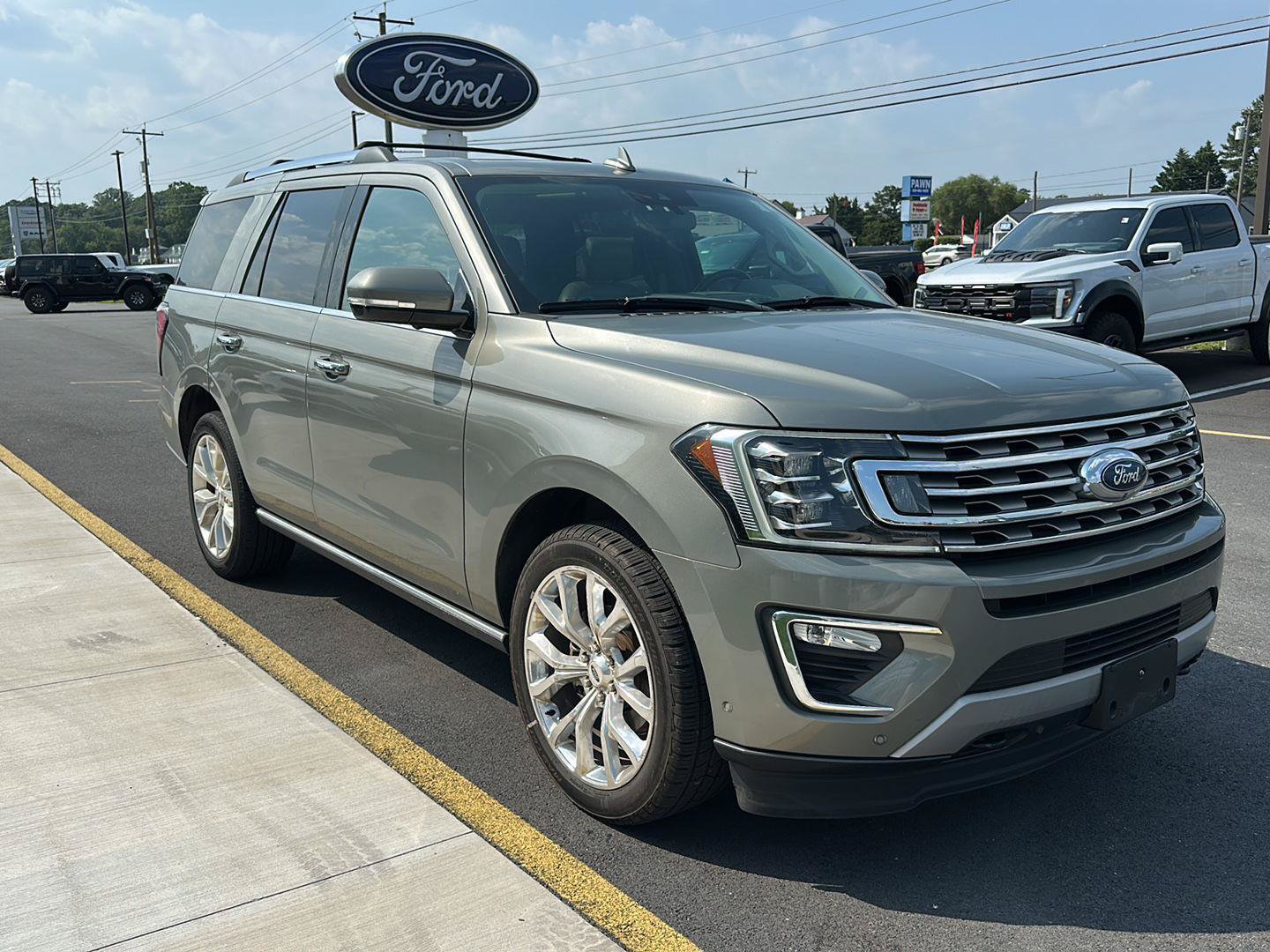 Used 2019 Ford Expedition Limited w/ Equipment Group 302A AWD/4WD image 3