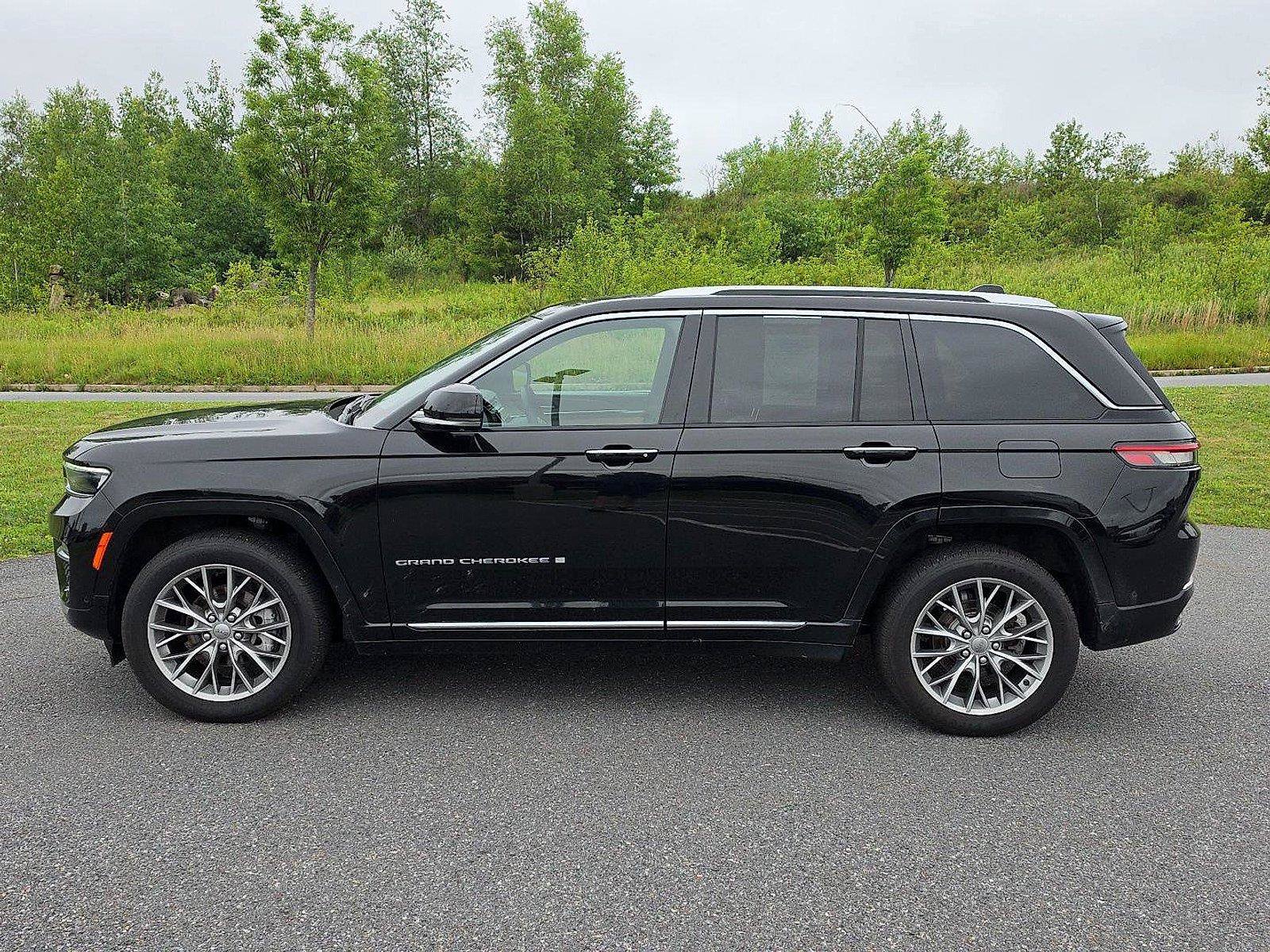 Used 2023 Jeep Grand Cherokee Summit w/ Adv Protech Group IV AWD/4WD image 4