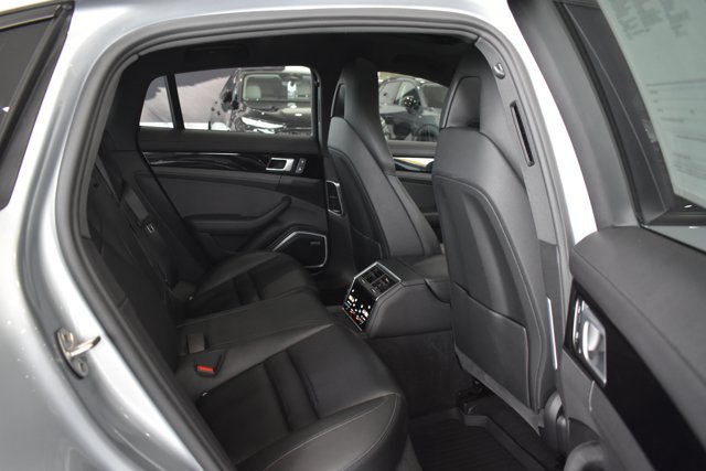 Used 2022 Porsche Panamera RWD image 27