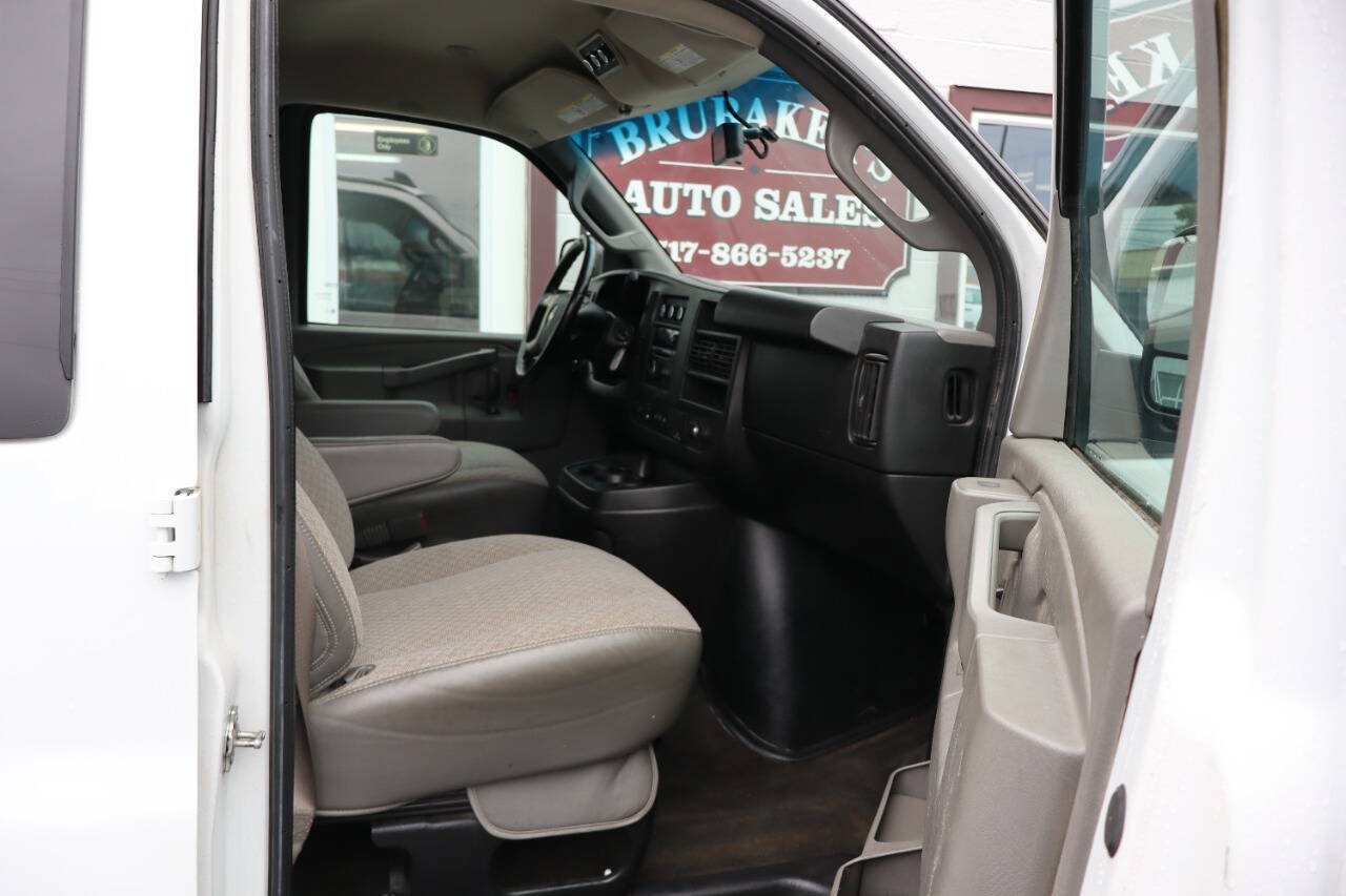Used 2017 Chevrolet Express 3500 LT w/ LT Preferred Equipment Group RWD image 6