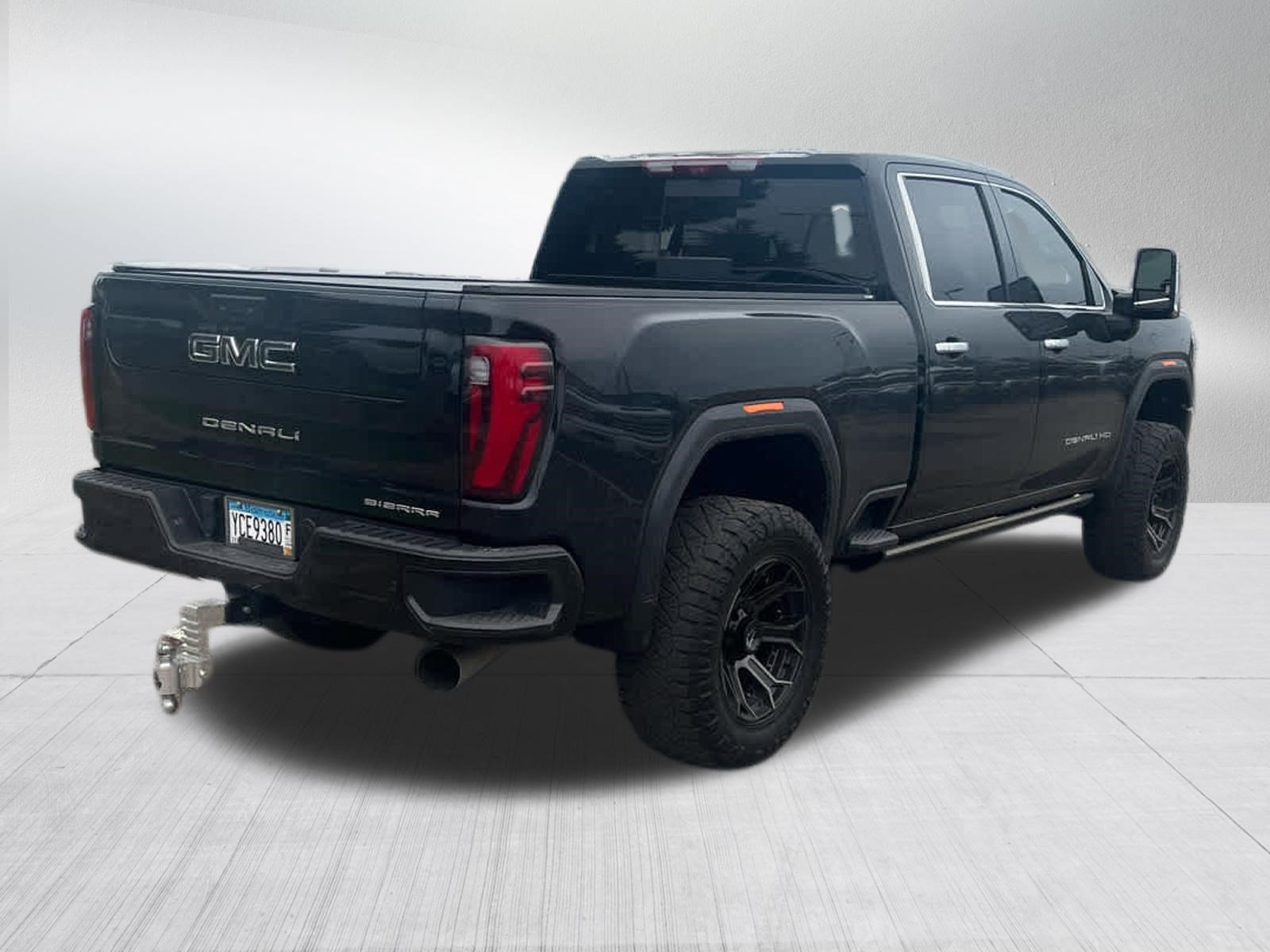 Used 2024 GMC Sierra 3500 Denali Ultimate AWD/4WD image 3